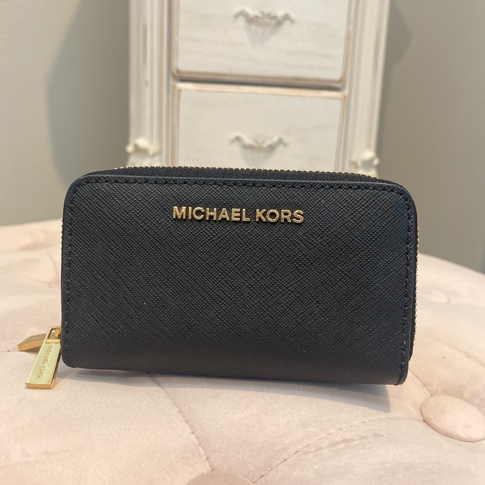 SOLD♦️Michael Kors Zip Around Wallet